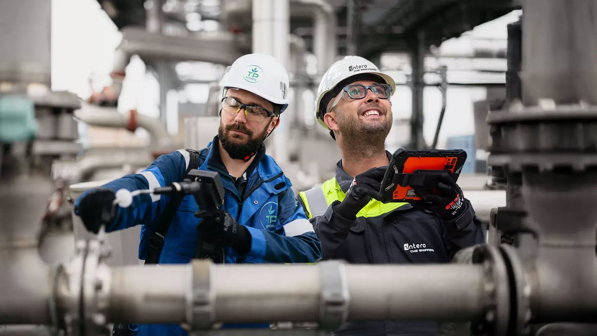 Twee mannen van Intero - the Sniffers staan op de de werkvloer bij een machine met een tablet en meettool.
